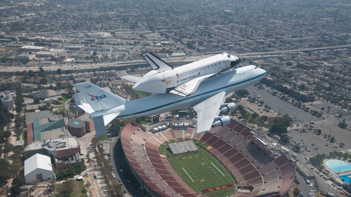 Endeavour atop a modified 747 flying over the California Science Center