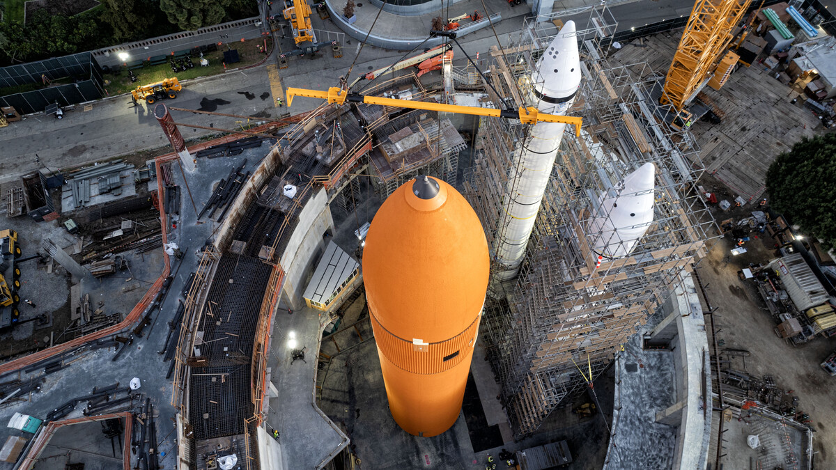 ET-94 with SRBs in construction site